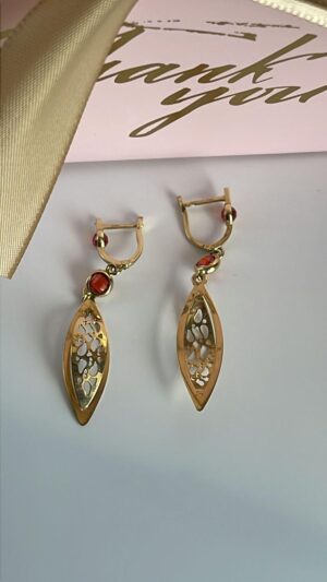Aretes en oro amarillo con piedra anaranjada