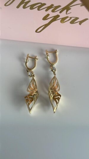 Aretes en oro amarillo con piedra blanca