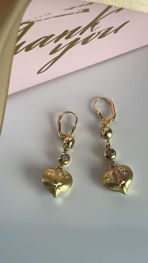 Aretes de corazón con Virgen de Guadalupe tres oros