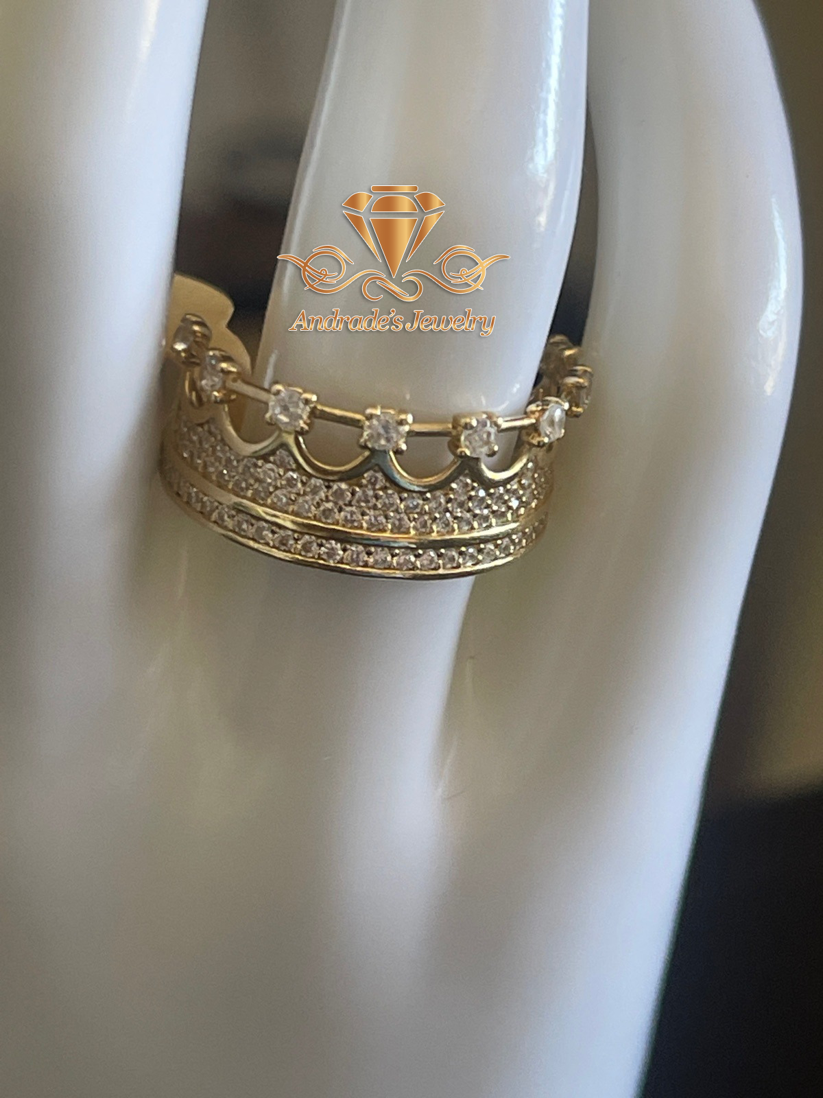 Anillo de coronita zirconias blancas