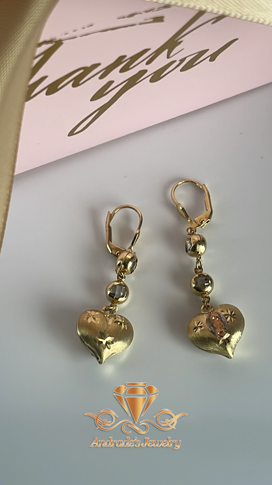 Aretes de corazón con la virgen de Guadalupe tres oros