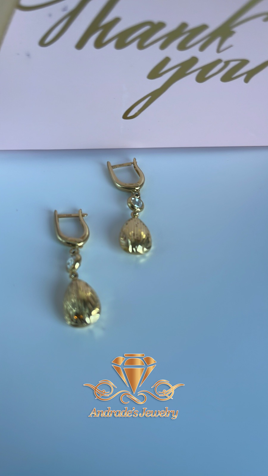 Aretes en oro amarillo con piedra blanca