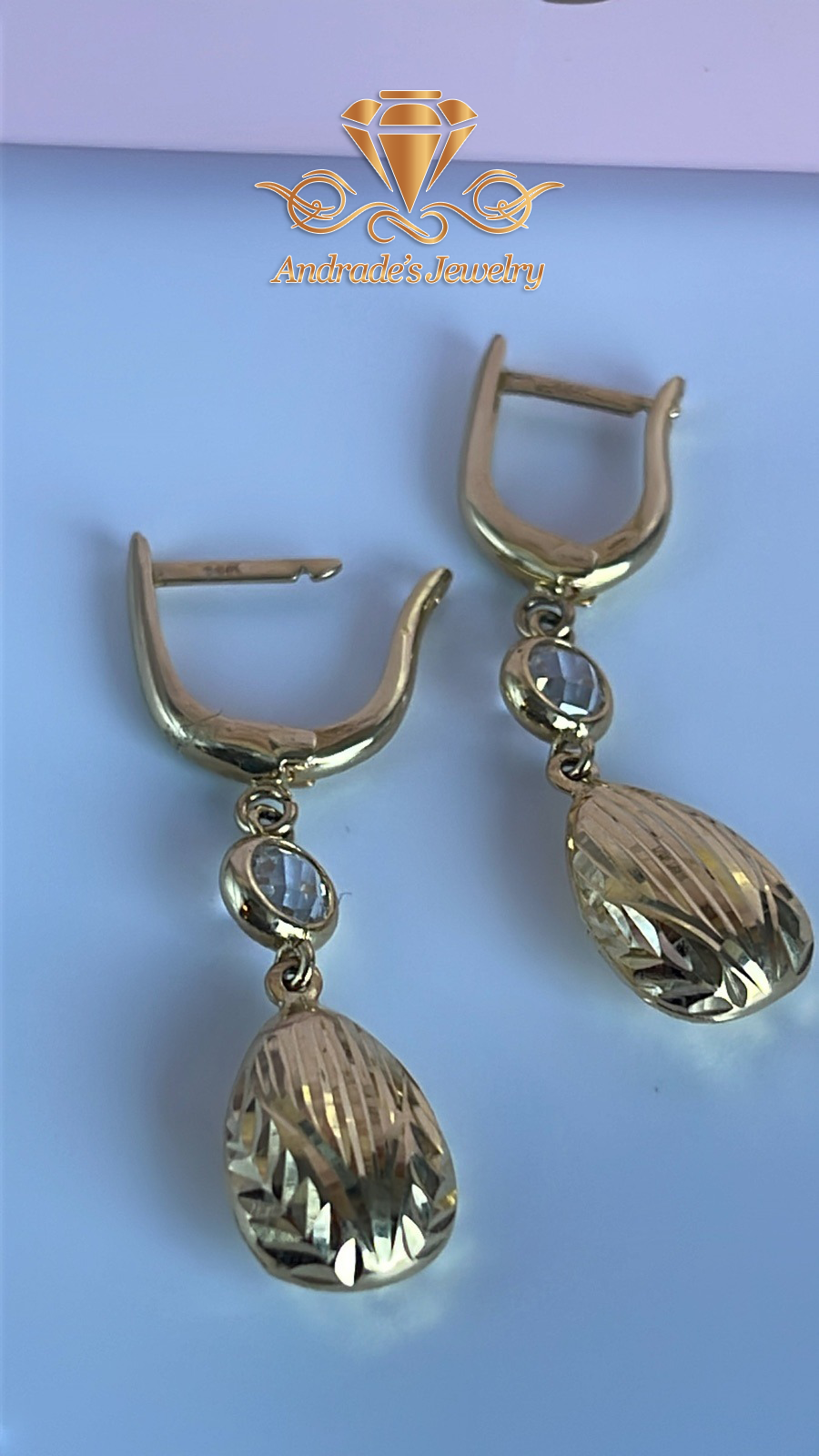 Aretes en oro amarillo con piedra blanca - Imagen 3