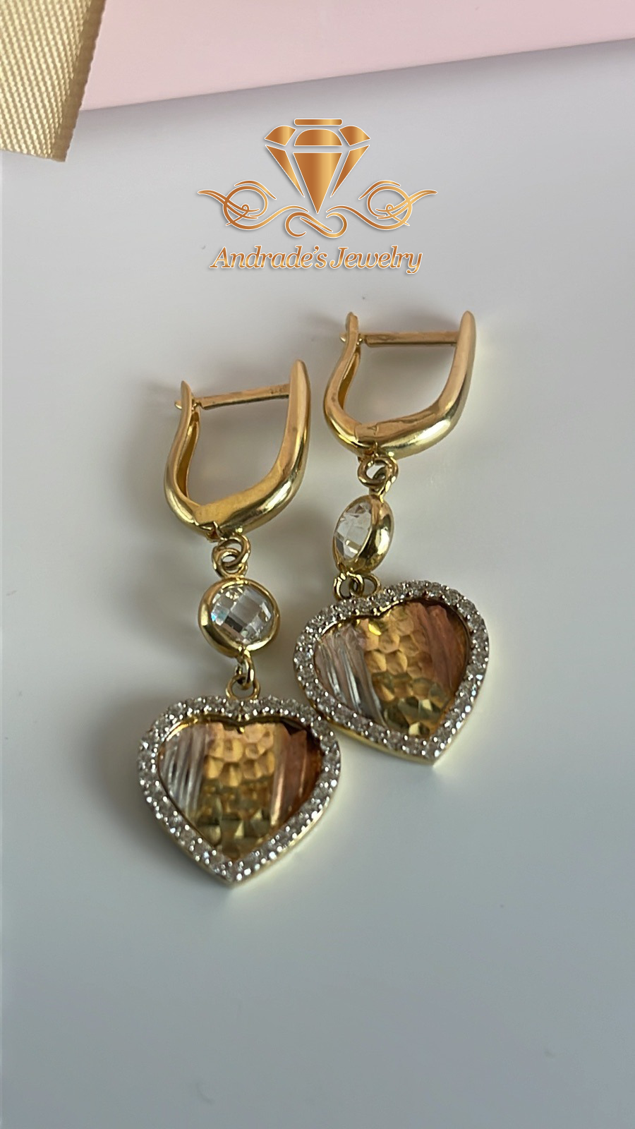 Aretes tres oros con piedras blancas