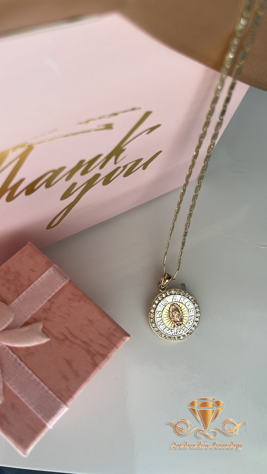 Medalla y cadena para quinceañera tres oros - Imagen 5