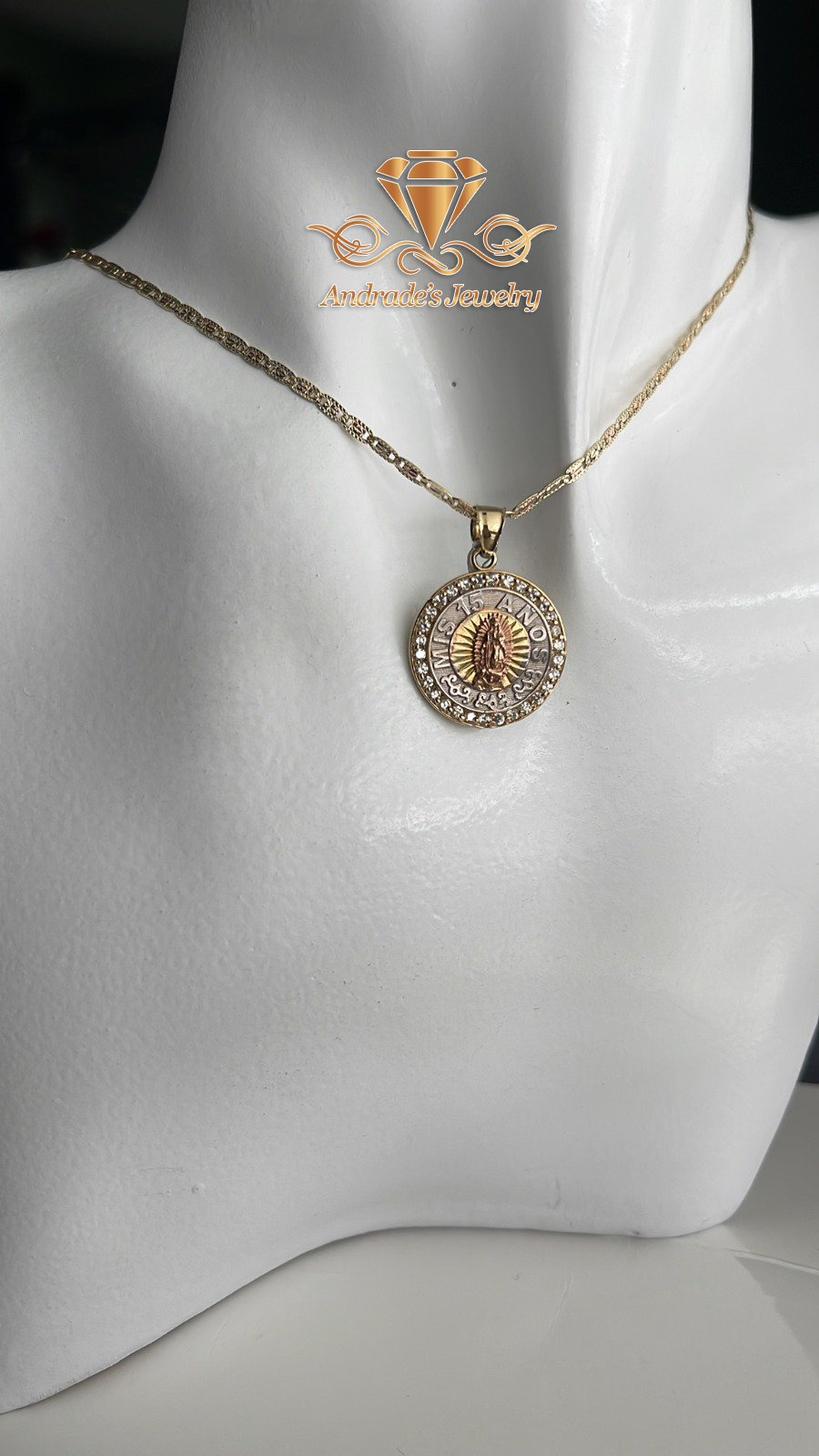 Medalla y cadena para quinceañera tres oros - Imagen 4