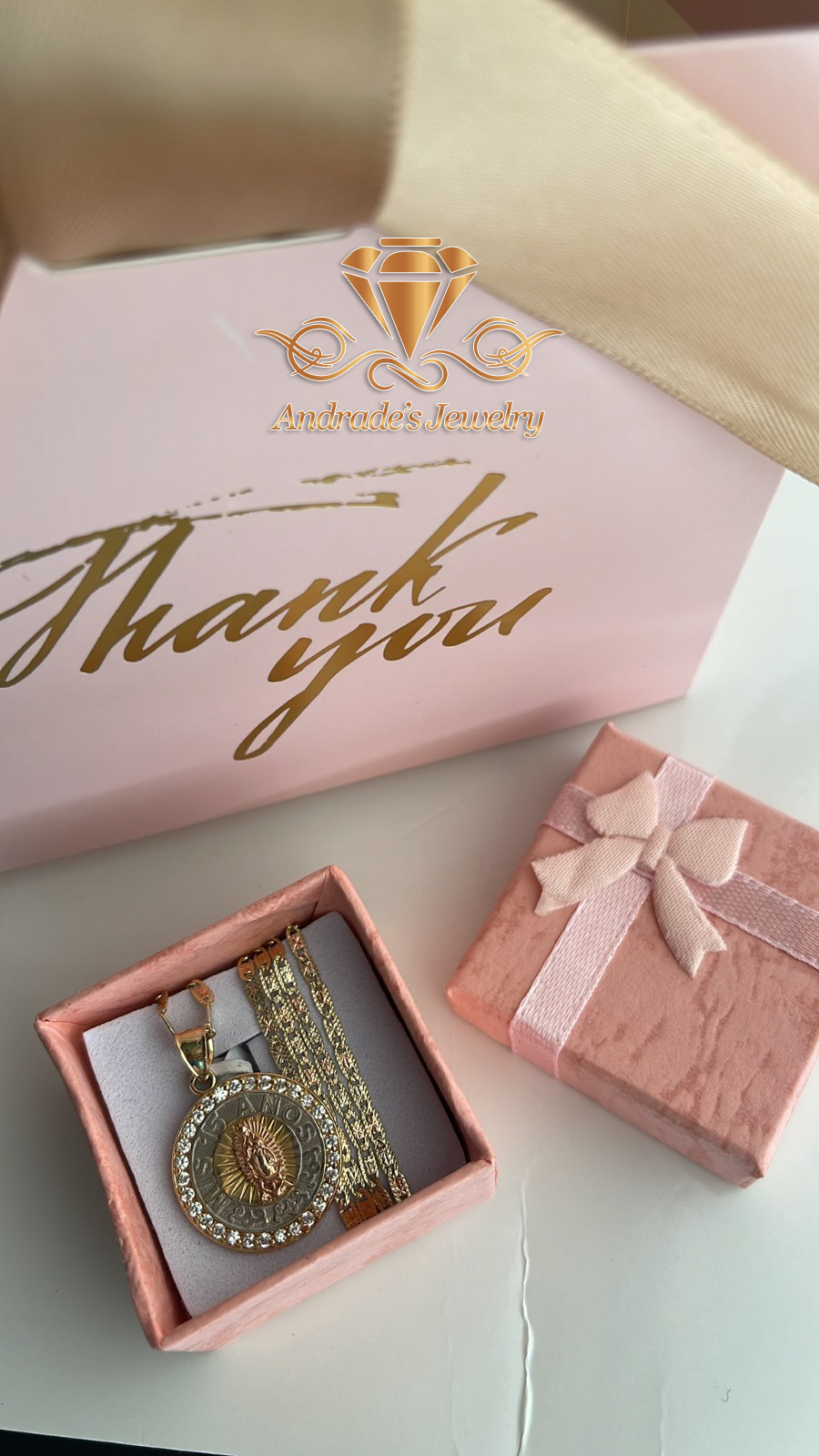 Medalla y cadena para quinceañera tres oros